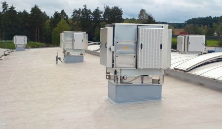 Adiabatická chladící jednotka CoolStream umístěná na střešní podsadě – do haly prostupuje střechou jen distribuční systém chlazeného vzduchu.